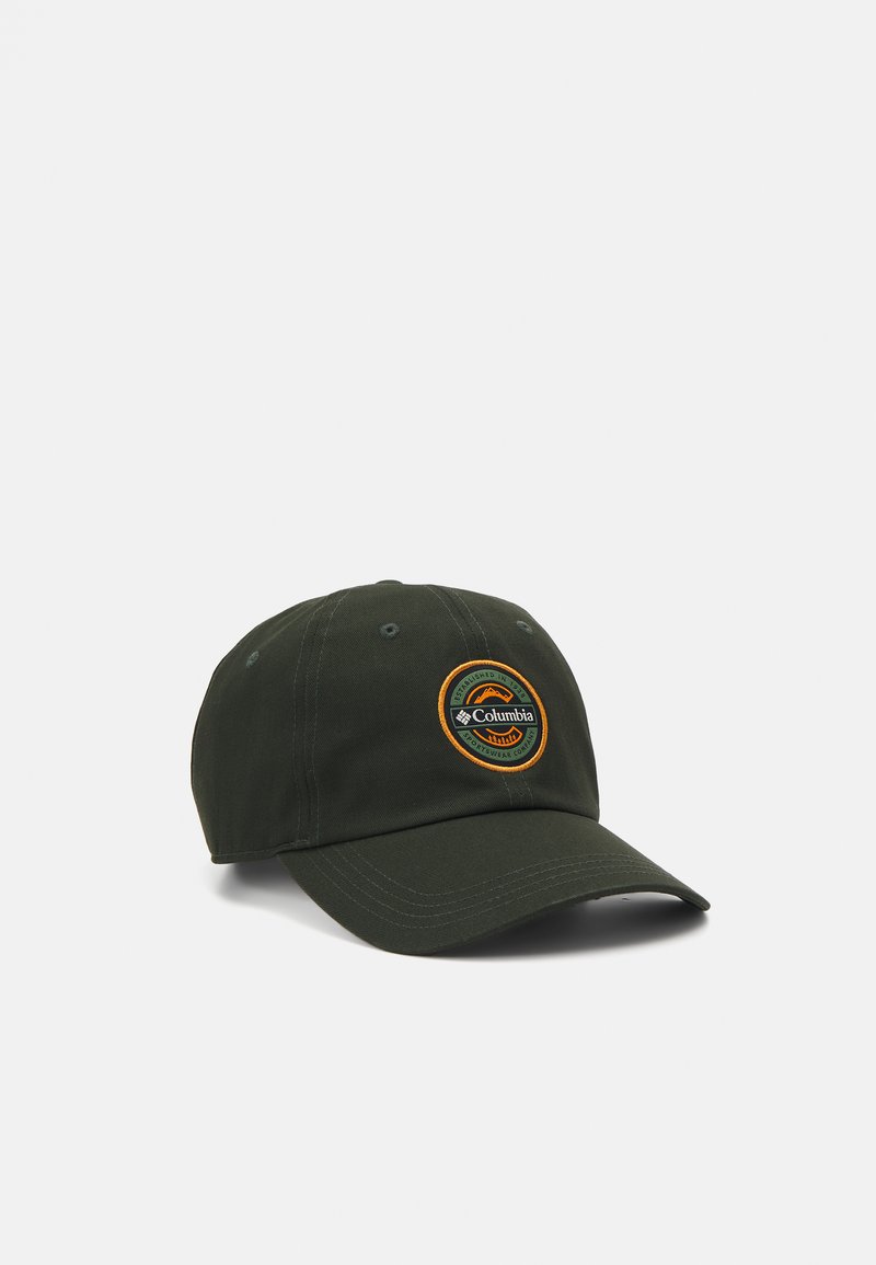 Mörkgrön basebollkeps med rund skärm, utrustad med en cirkulär logo-patch i orange och gult framtill. Tillverkad av bomull med söm detaljer.