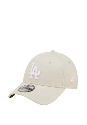 Verstellbare beige Baseballmütze mit einem weißen gestickten "LA"-Logo auf der Vorderseite, einem gewölbten Schirm und sechs Belüftungsöffnungen.