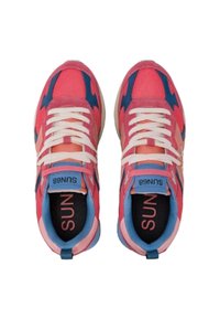 Un paio di sneakers colorate con accenti rosa, blu e beige, lacci bianchi e branding SUN68 sulla linguetta e sulla soletta, viste dall'alto.