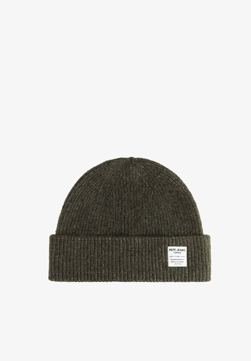 Pletená čepice v tmavě zelené barvě, s žebrovanou strukturou a ohrnutým lemem. Obsahuje malou bílou značku. Měkká tkanina.