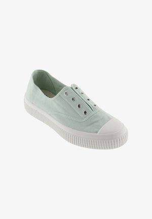 Sneaker in tela verde menta con punta e suola in gomma bianca, dotata di occhielli metallici e pannelli elastici per un facile accesso slip-on.