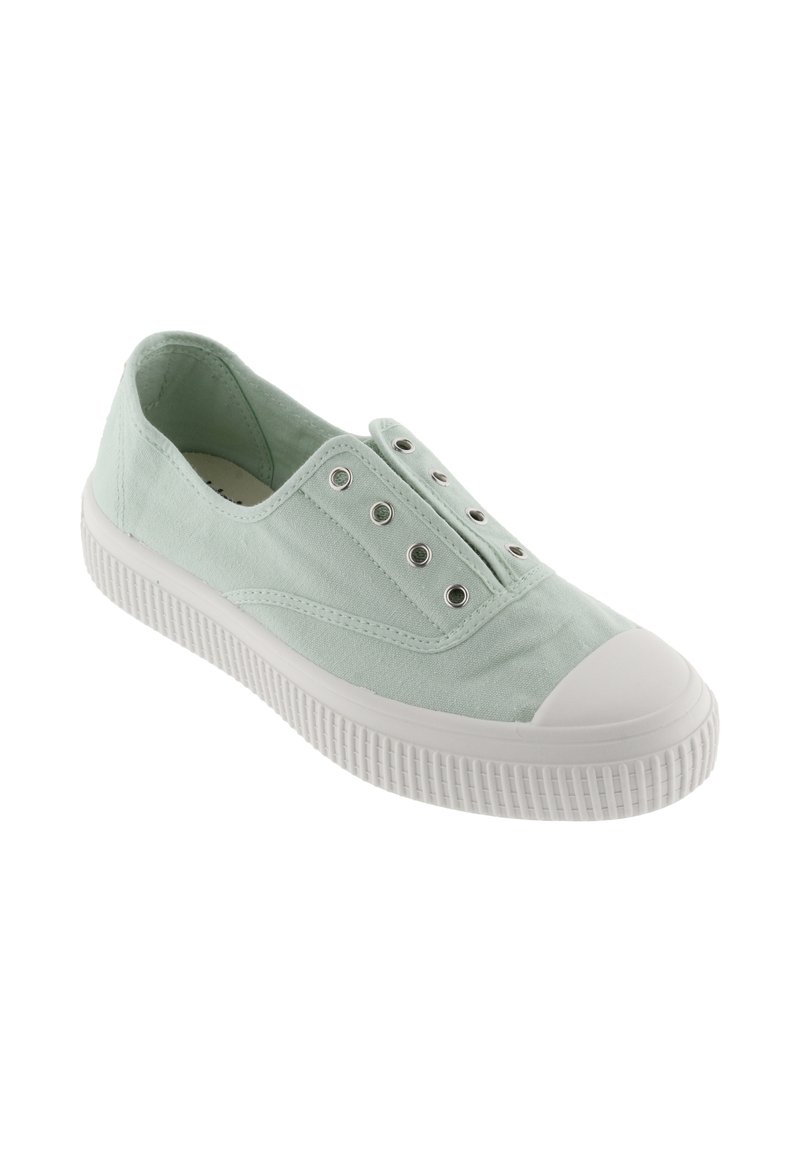 Zapatillas de lona verde menta con puntera y suela blanca de goma, que cuentan con ojales de metal y paneles elásticos para un fácil acceso y puesta.