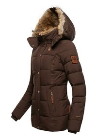 Chaqueta de invierno acolchada marrón con capucha forrada de piel, cierre frontal de botones y cremallera, bolsillos laterales y parches de logo en la manga y el pecho.