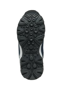 Czarna gumowa podeszwa z teksturowanymi wzorami, okrągłymi i trójkątnymi uchwytami. Zawiera logo "GEOX" oraz znak patentowy. Rozmiar 27.
