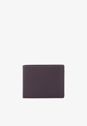 Portefeuille bi-fold en cuir marron foncé avec le nom de la marque discrètement embossé dans le coin inférieur droit, présenté fermé sur un fond blanc.