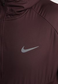 Nike Performance Chaqueta de running - bordeaux