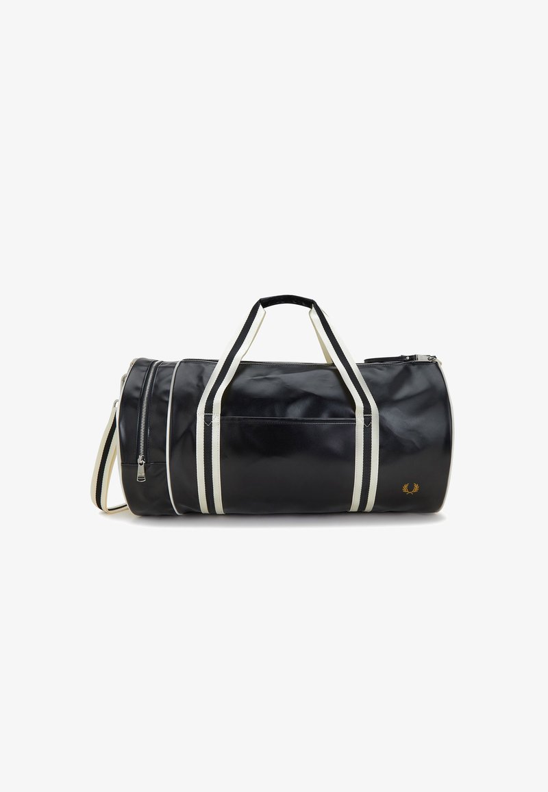 Borsa da viaggio sintetica nera con strisce bianche e logo, dotata di manici superiori doppi, una tracolla e una tasca laterale con cerniera.