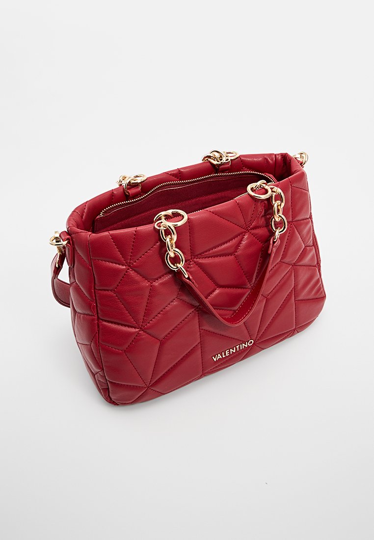 Sac en cuir matelassé rouge avec anses en chaîne dorée, fermeture éclair et logo Valentino à l'avant.