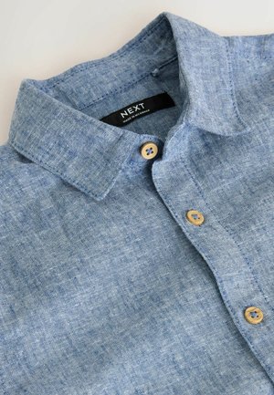 Lichtblauw linnen overhemd met een kraag, voorzien van twee beige knopen en een gestructureerde stof. Label met de tekst "NEXT".