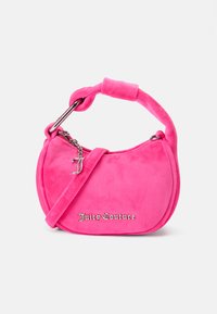 Rozā zamšādas rokassoma ar izliekta dizaina, īsu rokturi, noņemamu siksniņu un sudraba detaļām, uz kurām ir "Juicy Couture" zīmols zeltā.