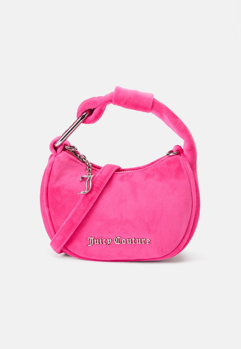 Bolsa de camurça rosa com um design curvado, alça curta, strap destacável e hardware prateado com o logotipo "Juicy Couture" em dourado.