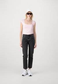 Gina Tricot SOFT TOUCH TIGHT TOP - Trükipildiga T-särk - pink lady
