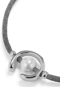 Collier en argent avec une perle ronde centrale et un cordon gris texturé. Il présente un accent métallique lisse et courbé entourant la perle.