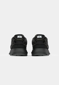 Zapatillas deportivas negras con un upper de malla texturizada, cuello acolchado y una suela de goma resistente con rayas de acento.