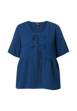 Marineblå kortærmet bluse med tekstureret stof, rund hals og to bindelukninger foran over en rynket talje.