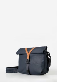 Borsa blu navy realizzata in materiale durevole, dotata di un bordo arrotolato, accento in pelle beige, tracolla regolabile e logo impresso.