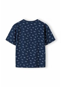 Camiseta de manga corta azul marino con estampado de pequeños animales blancos en toda la prenda, incluyendo elefantes, jirafas y leones.
