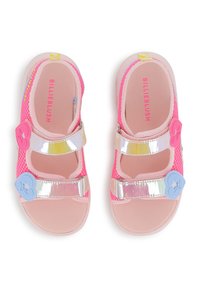 Ροζ παιδικά σανδάλια με ύφασμα δίχτυ, γυαλιστερούς ασημί ιμάντες και αγκράφες σε σχήμα αστεριού σε μπλε χρώμα. Λαστιχένια σόλα και απαλό εσωτερικό στρώμα.
