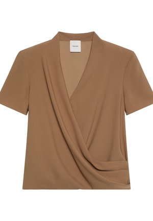Brun kortermet topp med et drapert V-hals crossover-design og en Calvin Klein-etikett inne i kragen.