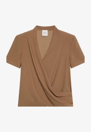 Top maro cu mâneci scurte, design cu decolteu în V suprapus și etichetă Calvin Klein în interiorul gulerului.