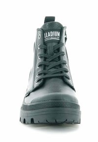 Stivaletti neri in pelle con finitura texture, punta rotonda e suole in gomma. Presentano occhielli in metallo, lacci e un linguetta sul retro.