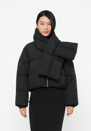 TECH CAPSULE SHORT PUFFER - Páperová bunda - black