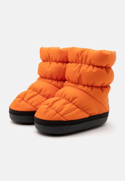 Chaussons d'hiver isolés orange vif avec tissu matelassé doux et semelles épaisses en caoutchouc noir, conçus pour la chaleur à l'intérieur comme à l'extérieur.