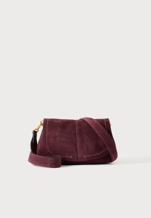 Kleine dunkelrote Wildleder-Schultertasche mit breitem Riemen und goldfarbenen Beschlägen auf hellem Hintergrund.