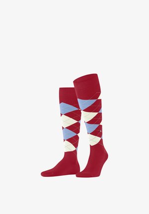 Kniestrümpfe mit rotem, hellblauem und weißem Rautenmuster, nebeneinander auf weißem Hintergrund dargestellt.