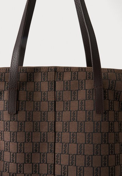 Sac cabas marron avec des poignées en cuir marron foncé et un motif carré noir répété avec des lettres entrelacées.