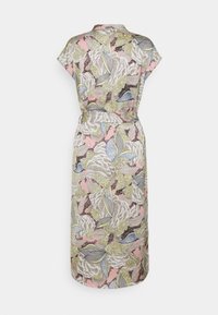Robe à manches courtes à motif floral avec une ceinture à la taille, présentant de grandes feuilles et des fleurs aux couleurs pastel sur un fond clair.
