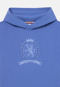 Blå sweatshirt med luva och en framficka i kängurustil, har broderi av ett lejonvapen och lagerkransdesign, tillverkad av mjuk bomullstyg.