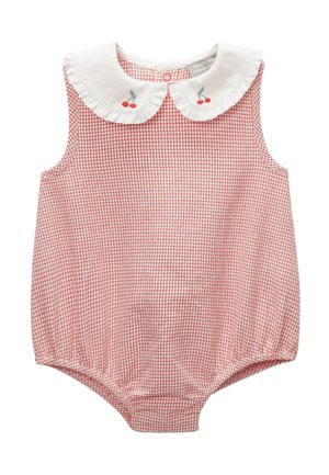 Grenouillère sans manches pour bébé à carreaux rouges et blancs avec col blanc à volants, ornée d’une petite broderie de cerises de chaque côté.