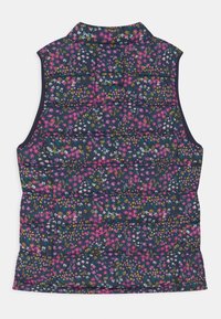 Mörkblå ärmlös quiltad väst med rosa, vita och gula blommönster, med ståkrage och horisontell sömnad.