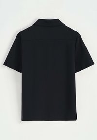 Chemise noire à col, à manches courtes, fabriquée en tissu lisse. Présente un ourlet droit avec des fentes latérales et un design minimaliste.