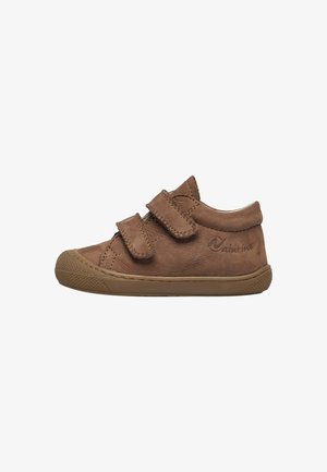 Scarpa per bambini in pelle marrone con due strappi in velcro, suola in gomma e dettagli testurizzati. Presenta un logo sul lato esterno.