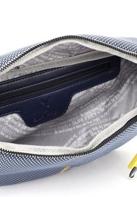 Zipperowa torba z niebiesko-białym wzorem zewnętrznym, wyłożona szarym materiałem z napisami. Zawiera małą wewnętrzną kieszeń na zamek.