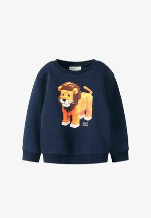Granatowa bluza z nadrukiem pixeloego lwa w kolorach pomarańczowym i żółtym, z napisem "WILD KING" poniżej, okrągłym dekoltem i ściągaczami przy rękawach.