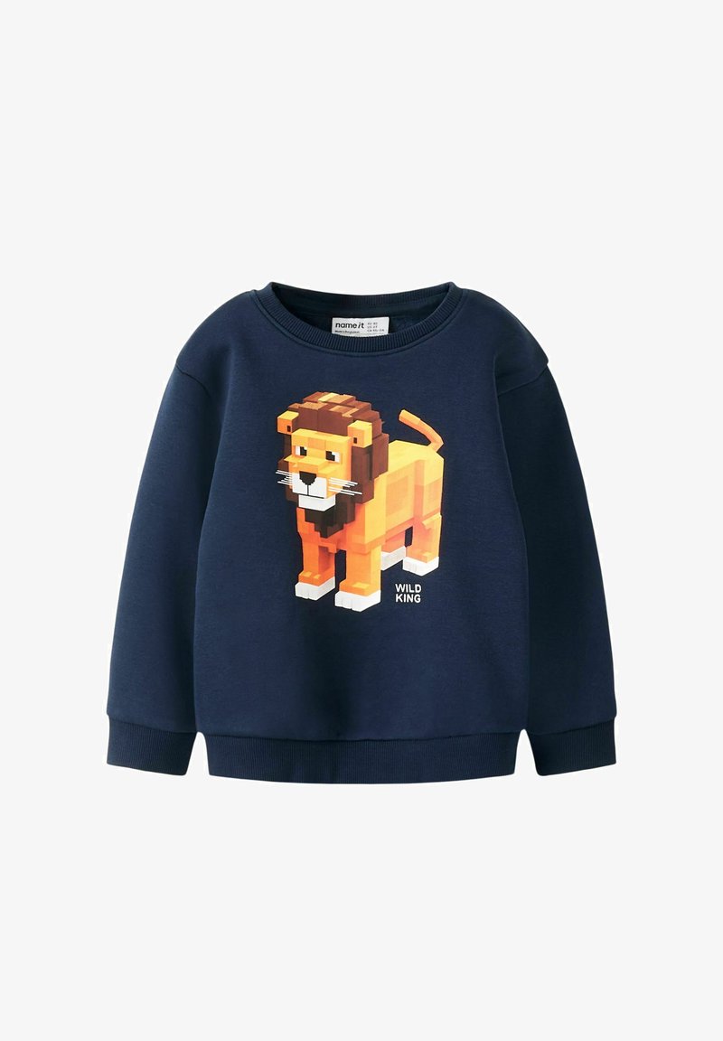 Granatowa bluza z nadrukiem pixeloego lwa w kolorach pomarańczowym i żółtym, z napisem "WILD KING" poniżej, okrągłym dekoltem i ściągaczami przy rękawach.