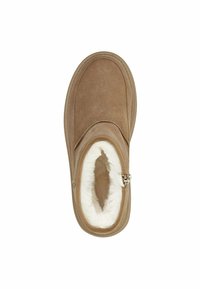 Beżowe zamszowe botki za kostkę z miękkim białym futerkiem syntetycznym wewnątrz oraz zamkiem błyskawicznym po boku. Okrągły nosek, przeszycia wzdłuż brzegów.