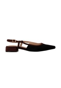 Chaussure plate noire à bout pointu avec bordure marron, petit talon bloc et bride de cheville réglable avec boucle dorée.