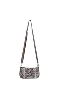 Sac bandoulière imprimé serpent dans des tons marron et gris. Présente une bandoulière accentuée de chaînes, une fermeture éclair et une texture lisse semblable à du cuir.