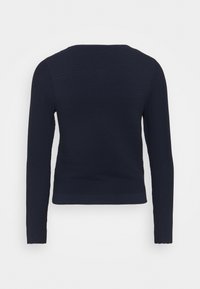 Granatowa, prążkowana bluzka z długim rękawem, okrągłym dekoltem, dopasowaną sylwetką oraz delikatną fakturą. Bezszwowy fason na ramionach i u dołu.