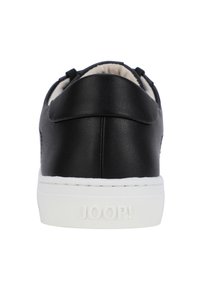 Sneaker in pelle nera con suola bianca, dal design arrotondato e morbida fodera interna. Il marchio è impresso a rilievo sul tallone.