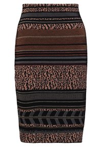 Neulottu kynähame, jossa on vaakasuoria raitoja mustassa, ruskeassa ja vaaleanpunaisessa, sekä sekoitus tekstuureiltaan erilaisia kuvioita, mukaan lukien leopardi-kuvio.