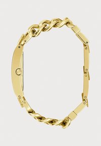 Montre-bracelet dorée avec un bracelet à maillons torsadés et plats, couronne latérale, et design épuré et minimaliste.