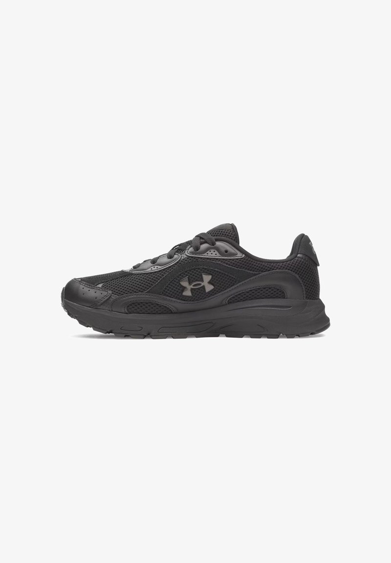 Baskets athlétiques noires avec empiècements en maille et synthétique, design à lacets, semelle rembourrée et logo Under Armour sur le côté.