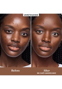 Antes y después de un primer plano de la cara de una mujer que muestra un tono y textura de piel más claros y uniformes tras aplicar la base etiquetada como 6N Café Americano.