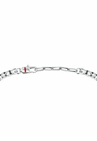 Bracciale in argento con anelli alternati—alcuni lucidi, altri texturizzati. Presenta un gancio con un piccolo accento rosso.