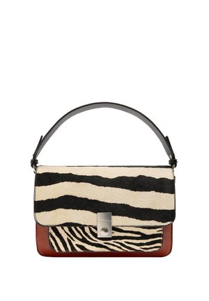 Torebka w print zebry z fakturowanym czarno-kremowym przodem, brązowym skórzanym spodem i srebrną metalową klamrą. Dołączony regulowany czarny pasek.